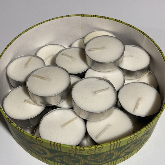 HARRY & DAVID BEAUTIFUL FESTIVE ROUND BOX FILLED WITH 24 TEA LIGHTS - Picture 3 of 10